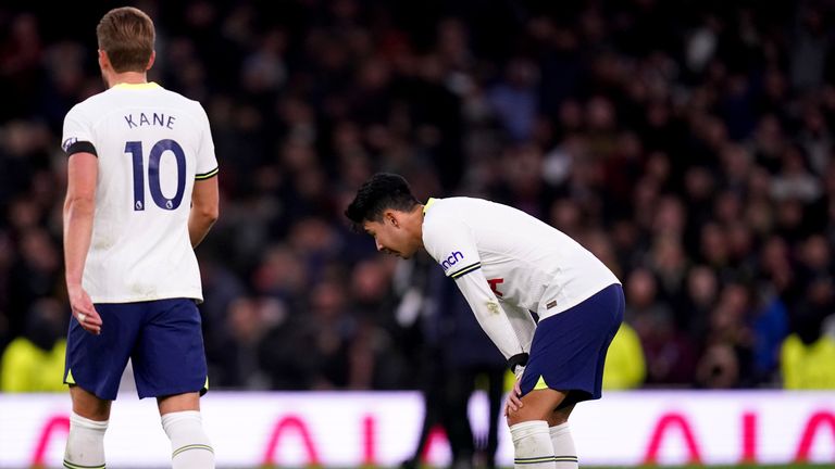 Heung-Min Son parece abatido mientras Harry Kane camina tras la derrota del Tottenham ante el Aston Villa