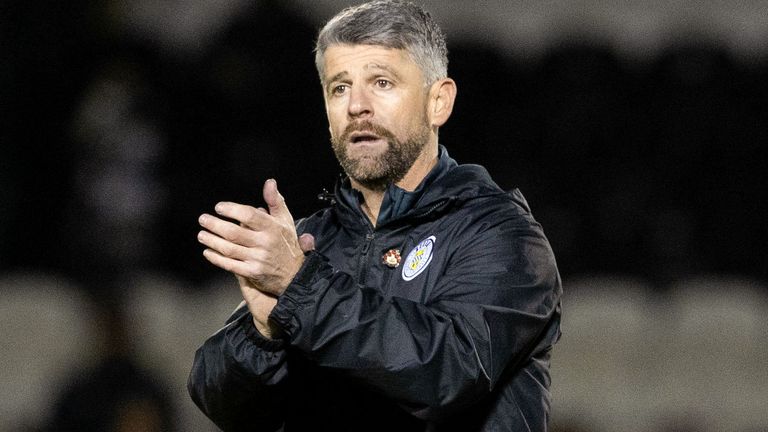 PAISLEY, SCOTLAND - JANUARY 07: St Mirren Manager Stephen Robinson applauds fans at full time during a cinch Premiership match between St Mirren and Heart of Midlothian at the SMiSA Stadium, on January 07, 2023, in Paisley, Scotland. (Photo by Alan Harvey / SNS Group)