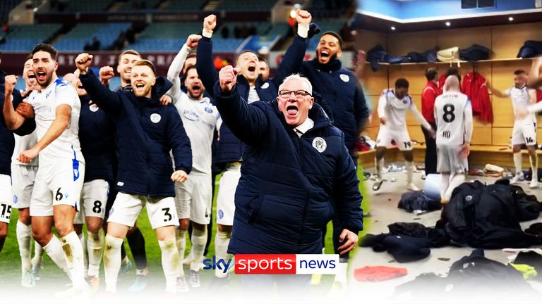 Le manager de Stevenage, Steve Evans, et l'équipe célèbrent la victoire après le match du troisième tour de la FA Cup Emirates à Villa Park,