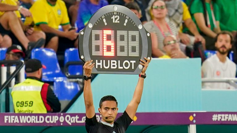 Arbitrul Said Martinez arată șase minute de prelungire în timpul Cupei Mondiale