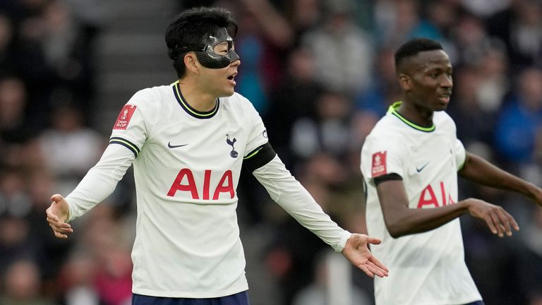Heung-min Son hace un gesto de frustración durante el choque de la Copa FA del Tottenham con el Portsmouth