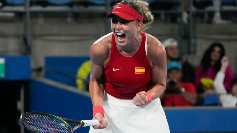 La española Paula Padosa celebra después de derrotar a la británica Harriet Dort en el partido del Grupo D en el partido de tenis de la Copa United en Sydney, Australia, el domingo 1 de enero de 2023.  (Foto AP/Mark Baker)