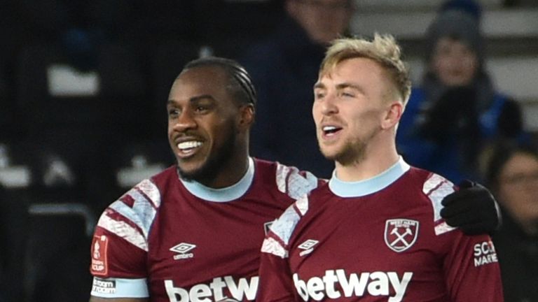 Michail Antonio, de West Ham, a la izquierda, celebra después de anotar el segundo gol de su equipo durante el partido de fútbol de la cuarta ronda de la Copa FA inglesa entre Derby County y West Ham en el estadio Pride Park en Derby, Inglaterra, el lunes 2 de enero de 2019.  30 de enero de 2023. (Foto AP/Rui Vieira)