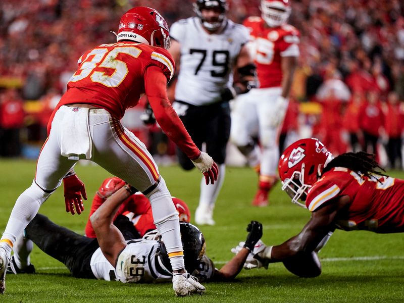 Patrick Mahomes pushes through bum ankle vs. Jaguars; Chiefs advance to  fifth straight AFC championship game