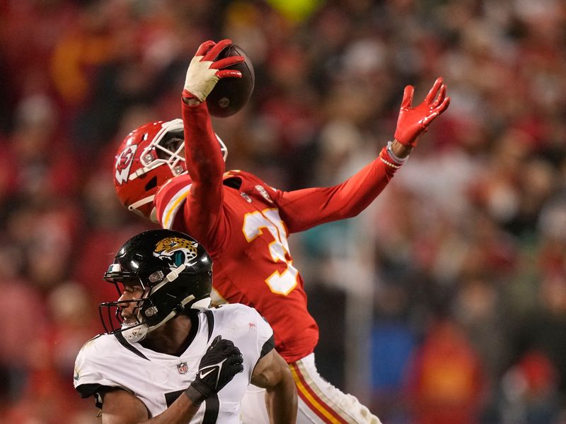 Mahomes leads Chiefs past Jags 27-20 with injured ankle