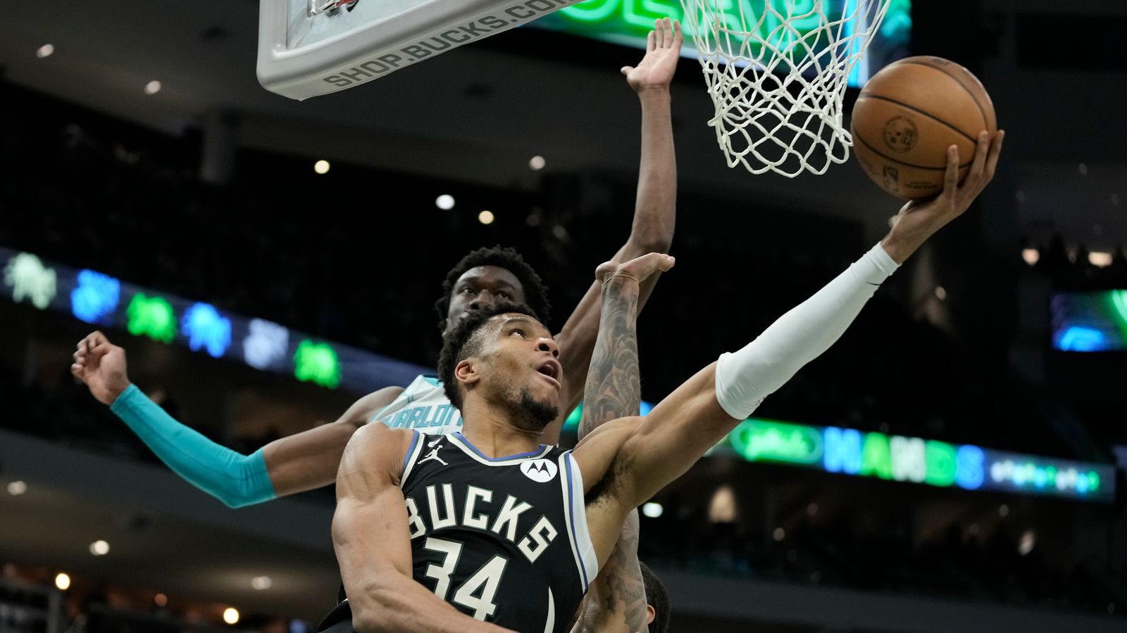 Giannis Antetokounmpo Leads Milwaukee Bucks To Fifth-straight Win With ...