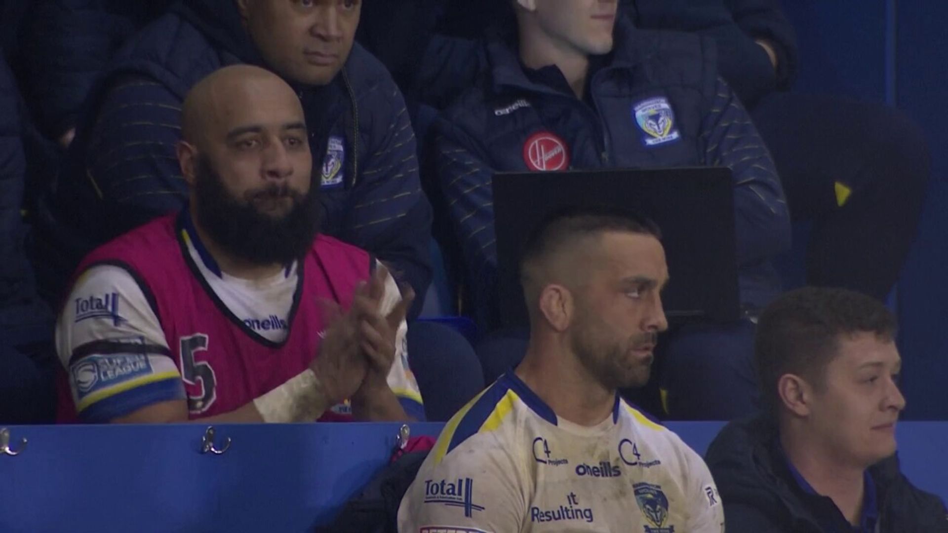 'They're going to love him here!' | Kasiano joins in with Wolves chants