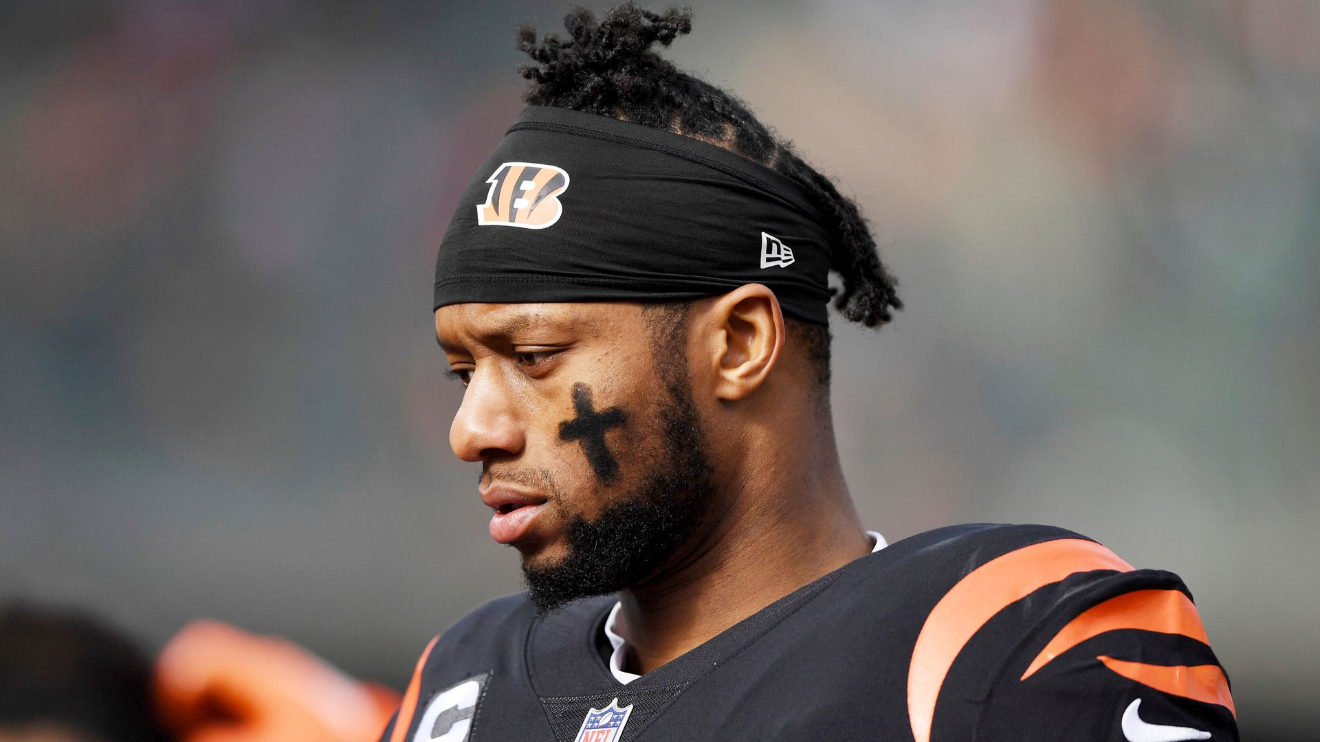 Bengals RB Mixon charged after allegedly pointing gun at woman