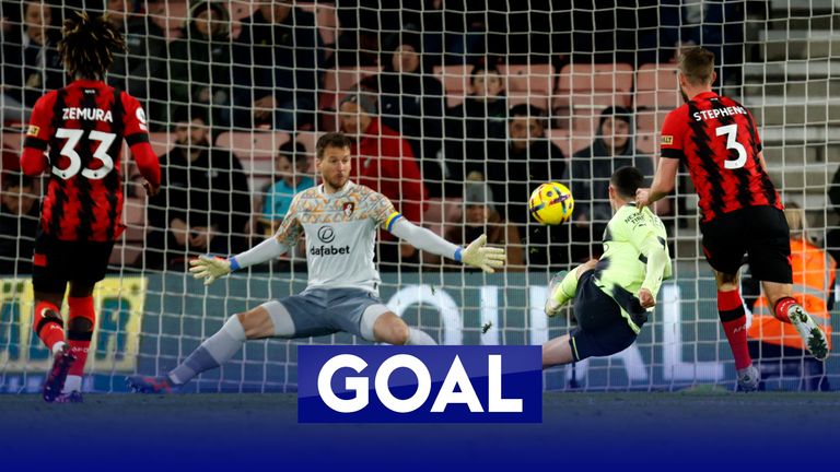 Foden menambahkan gol ketiga untuk Man City yang dominan!