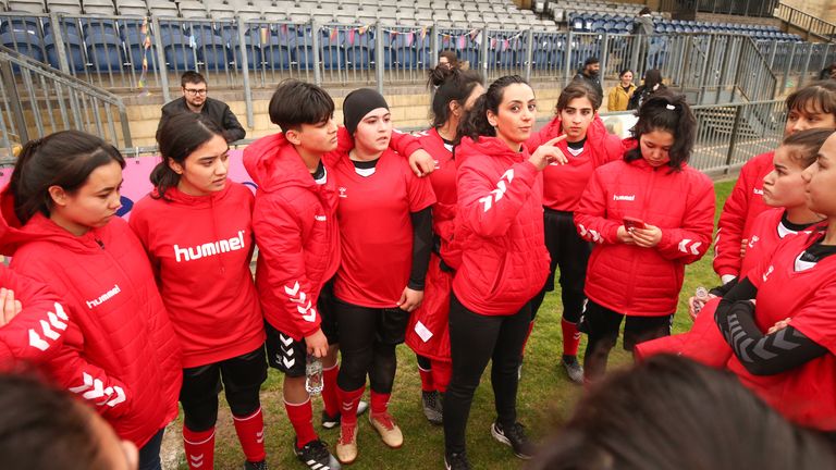 Pemain dari skuat binaan Afghanistan menerima saran dari mantan kapten Khalida Popal sebelum pertandingan melawan Tim Parlemen Wanita di London Selatan