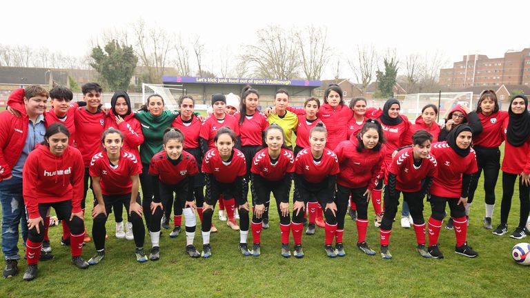 Para pemain dari tim pengembangan Afghanistan berpose untuk foto tim