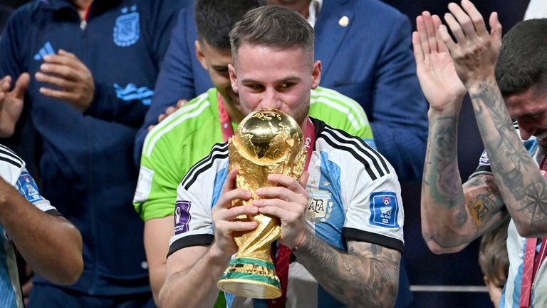 Alexis Mac Allister besa el trofeo de la Copa del Mundo tras la victoria de Argentina sobre Francia