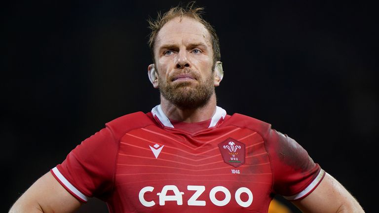 Alun Wyn Jones regresa para comenzar con Gales en la segunda fila, después de haber sido eliminado del equipo para la derrota de la Ronda 2 ante Escocia. 