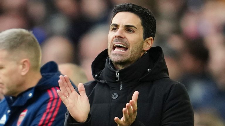 Le manager d'Arsenal, Mikel Arteta, à droite, réagit lors du match de football de Premier League anglaise entre Everton et Arsenal à Goodison Park à Liverpool, en Angleterre, le samedi 4 février 2023. (AP Photo/Jon Super)