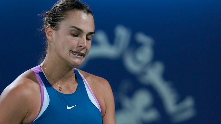 Aryna Sabalenka reacciona después de perder un balón ante la checa Barbora Kryczkova durante los cuartos de final del Dubai Duty Free Tennis Championships en Dubai, Emiratos Árabes Unidos, el jueves 23 de febrero de 2023. (Foto AP/Kamran Jebreili)