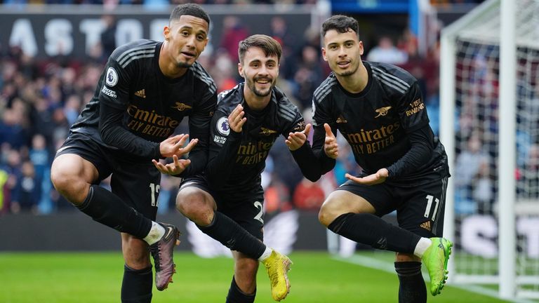 Gabriel Martinelli celebrates his injury-time goal with team-mates William Saliba and Fabio Vieira