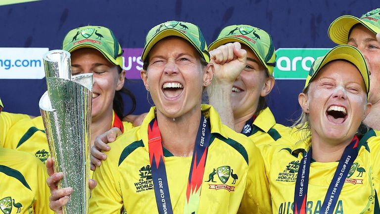 Meg Lanning mengangkat trofi Piala Dunia T20 Wanita ICC setelah kemenangan 19 putaran Australia atas Afrika Selatan di final