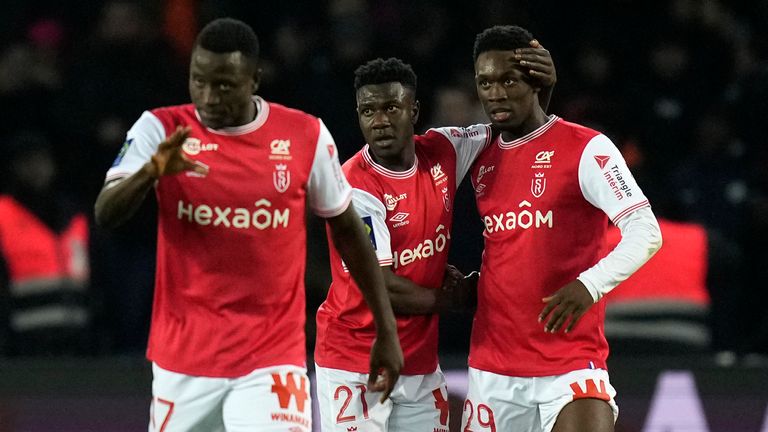 Balogun (derecha) celebra su empate tardío contra el PSG