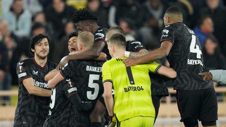 Los jugadores de Leverkusen celebran su victoria sobre Mónaco durante el partido de vuelta de la Liga Europa entre Mónaco y Bayer Leverkusen en el Stade Louis II de Mónaco, el jueves 23 de febrero de 2023. Leverkusen venció a Mónaco 3-5 en penales.  (Foto AP/Daniel Cole)