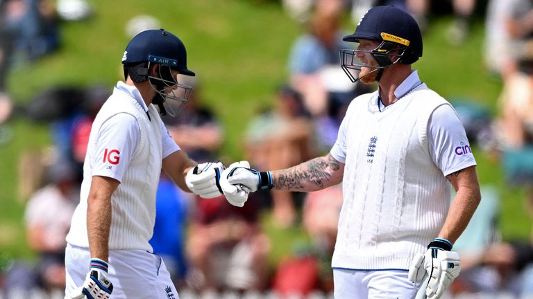 Ben Stokes de Inglaterra, a la derecha, y su compañero de equipo Joe Root se animan mutuamente mientras batean contra Nueva Zelanda el día 5 de su partido de prueba de cricket en Wellington, Nueva Zelanda, el martes 28 de febrero de 2023. (Andrew Cornaga/Photosport a través de megafonía)