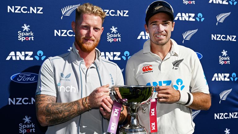 El capitán de Inglaterra, Ben Stokes, a la izquierda, y su homólogo de Nueva Zelanda, Tim Southee, comparten el trofeo después de la serie de prueba de dos juegos empatados después de que Nueva Zelanda ganó por 1 carrera el día 5 de su partido de prueba de cricket en Wellington, Nueva Zelanda, el martes 28 de febrero. , 2023. (Andrew Cornaga/Photosport vía AP)