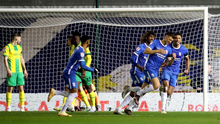 Bielik celebra marcar el segundo gol del Birmingham