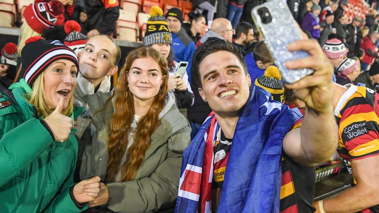 Brodie Croft se toma una selfie con los fanáticos de Salford luego de la victoria de la semana pasada sobre Leigh
