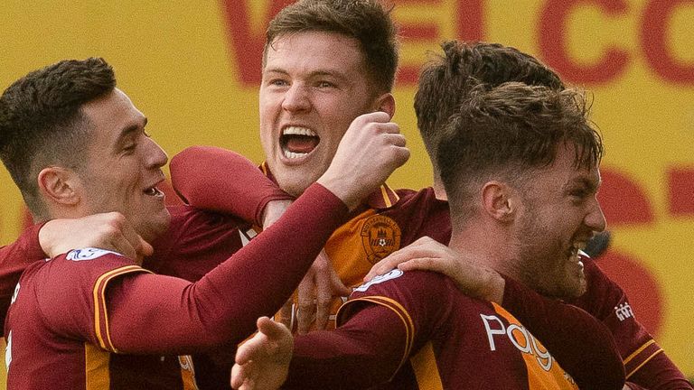 KILMARNOCK, ESCOCIA - 25 DE FEBRERO: Callum Slattery de Motherwell celebra después de lograr el 1-1 durante un partido de Premiership cinch entre Kilmarnock y Motherwell en Rugby Park, el 25 de febrero de 2023, en Kilmarnock, Escocia.  (Foto por Craig Foy/Grupo SNS)