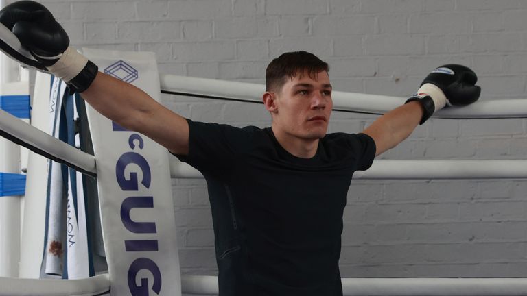 BOXXER MEDIA DAY,.McGUIGAN GYM,.COUNTY ABC,.LEYTON.PIC;LAWRENCE LUSTIG.CHRIS BILLAM SMITH TRAINS IN PREPARATION FOR A BOUT ON PROMOTER BEN SHALOM...S BOXXER PROMOTION AT AO ARENA WEMBLEY ON SATURDAY 11TH FEBRUARY LIVE ON SKY SPORTS..