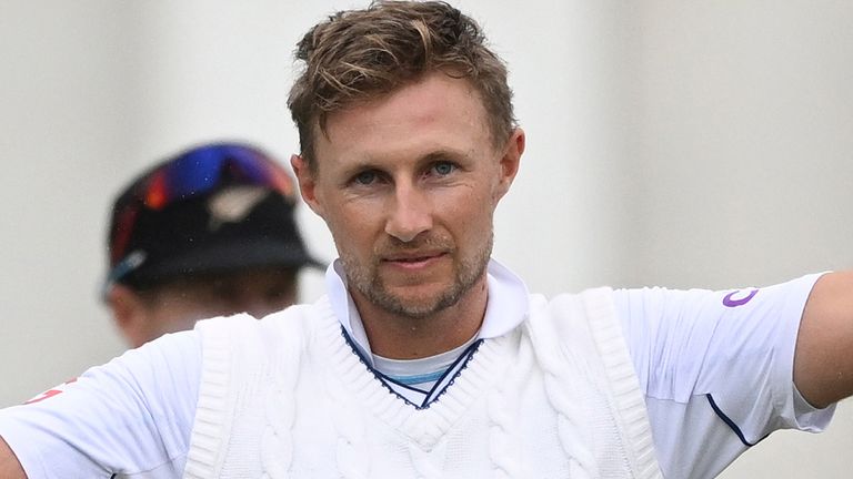 İngiltere'den Joe Root, 24 Şubat 2023 Cuma günü Wellington, Yeni Zelanda'daki Basin Reserve'de Yeni Zelanda'ya karşı ikinci kriket testinin ilk gününde yüzyılını kutluyor. (Andrew Cornaga/Photosport via AP)
