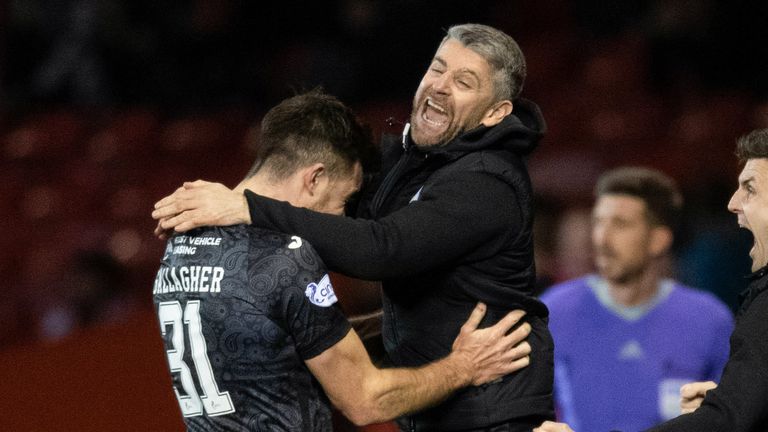 ABERDEEN, SCOTLAND - FEBRUARY 01: St Mirren&#39;s Declan Gallagher (L) celebrates making it 3-1 with manager Stephen Robinson during a cinch Premiership match between Aberdeen and St Mirren at Pittodrie, on February 01, 2023, in Aberdeen, Scotland. (Photo by Ross Parker / SNS Group)