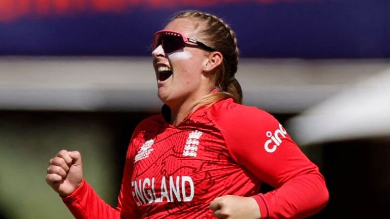 Inglaterra's Sophie Ecclestone (R) celebra después del despido de West Indies'  Hayley Matthews (no vista) durante el partido de cricket de la Copa Mundial Femenina T20 del Grupo B entre las Indias Occidentales e Inglaterra en Boland Park en Paarl el 11 de febrero de 2023. (Foto de Marco Longari / AFP) (Foto de MARCO LONGARI/ AFP vía Getty Images)