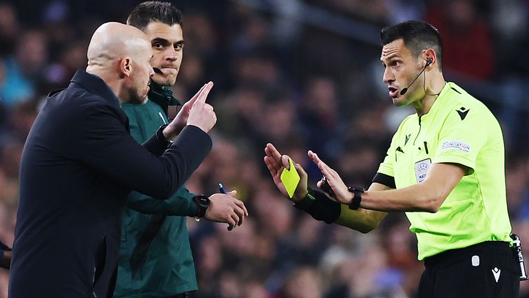 El director del Manchester United, Erik ten Hag, reacciona después de que el árbitro Maurizio Mariani le mostrara una tarjeta amarilla durante el partido de ida del play-off de la UEFA Europa League en Spotify Camp Nou, Barcelona.  Imagen fecha: jueves 16 de febrero de 2023.