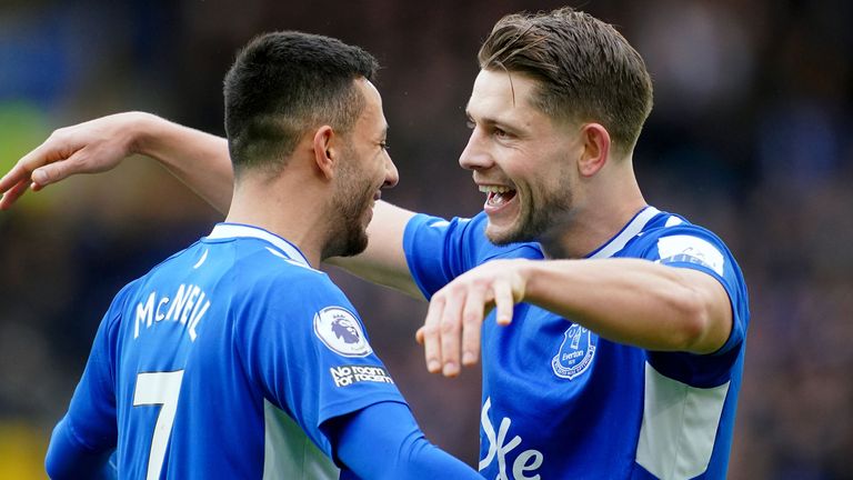 James Tarkowski celebra su gol con Dwight McNeil