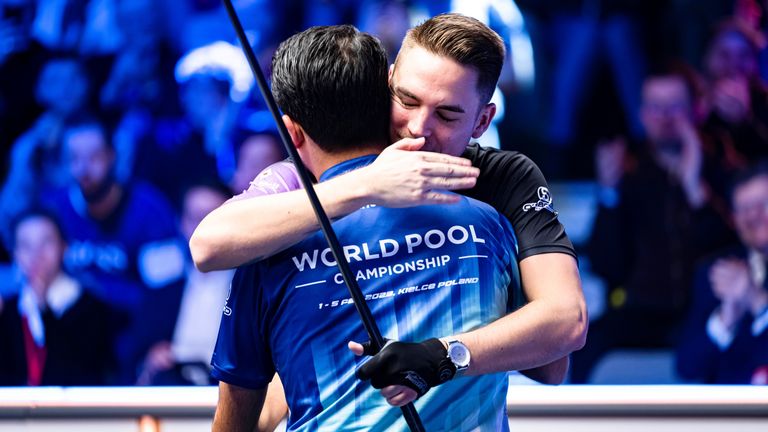 Sánchez Ruiz abraza a Mohammad Soufi tras ganar el título del Campeonato Mundial de Pool