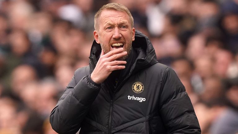 Graham Potter observa el estadio Tottenham Hotspur