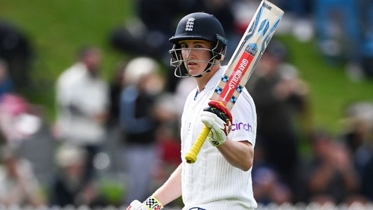 Harry Brook de Inglaterra hace un gesto a la multitud mientras regresa al vestidor después de que fue expulsado por 186 carreras en el segundo día de la segunda prueba de cricket entre Inglaterra y Nueva Zelanda en Basin Reserve en Wellington, Nueva Zelanda, el sábado 2 de febrero. .  25 de enero de 2023. (Andrew Cornaga/Photosport vía AP)