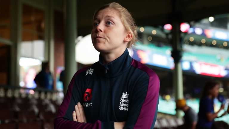 Heather Knight irritée lors de la demi-finale pluvieuse de l'Angleterre contre l'Inde à Sydney lors de la Coupe du monde T20 2020 (Getty Images)
