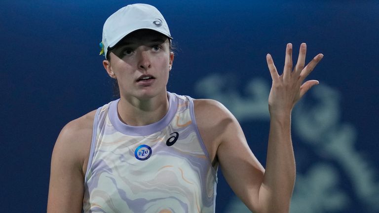 La polaca Iga Swiatek reacciona contra la canadiense Leylah Annie Fernandez durante un partido del Dubai Duty Free Tennis Championships en Dubái, Emiratos Árabes Unidos, el martes 21 de febrero de 2023. (Foto AP/Kamran Jebreili)