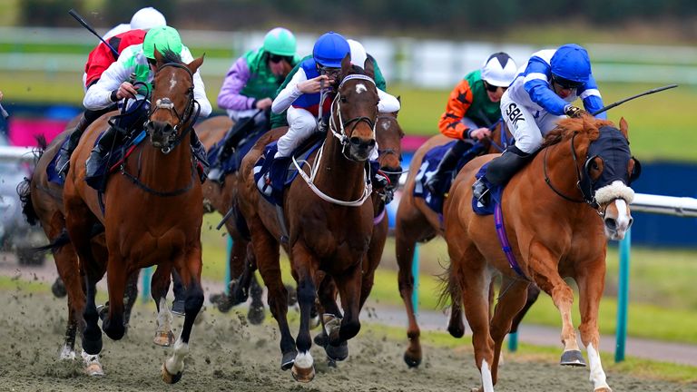 Inaam montado por el jockey Daniel Muscutt (izquierda) en camino a ganar en Lingfield