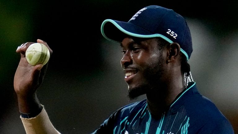 El jugador de bolos de Inglaterra, Jofra Archer, abandona el campo después de tomar el wicket ganador del bateador de Sudáfrica, Tabraiz Shamsi, durante el tercer partido de cricket internacional de un día entre Sudáfrica e Inglaterra en el Kimberley Oval en Kimberley, Sudáfrica. miércoles, feb.  1 de enero de 2023. (Foto AP/Themba Hadebe) 