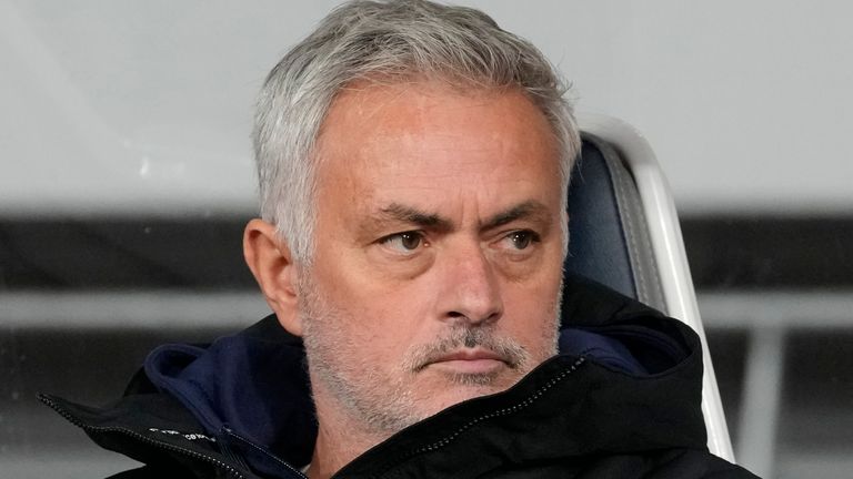 L'entraîneur portugais de la Roma, Jose Mourinho, est assis avant le match amical de son équipe contre Yokohama Marinos à Tokyo, le lundi 28 novembre 2022. (AP Photo/Shuji Kajiyama)