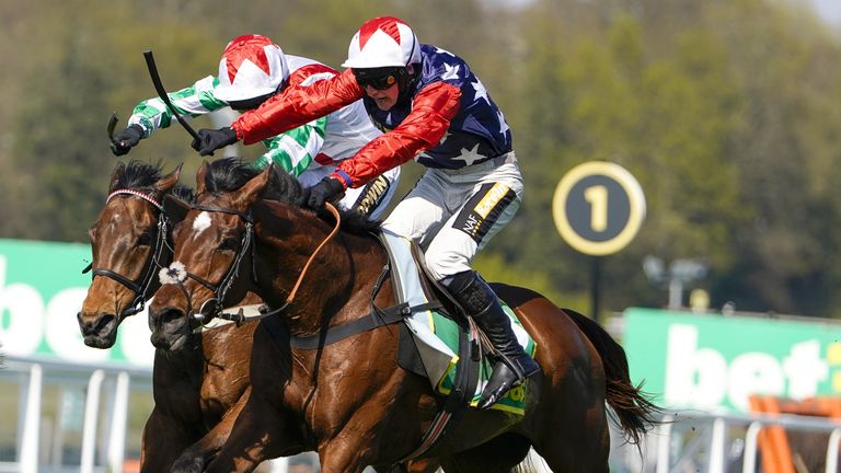 Kitty&#39;s Light (nearside) in action at Sandown for Christian Williams