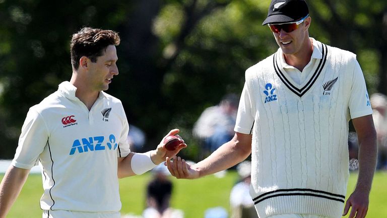  New Zealand's Matt Henry (L) receives the ball from his teammate Kyle Jamieson during the day one of the second cricket Test match between New Zealand and South Africa at Hagley Oval in Christchurch on February 25, 2022. (Photo by Sanka VIDANAGAMA / AFP) (Photo by SANKA VIDANAGAMA/AFP via Getty Images)

