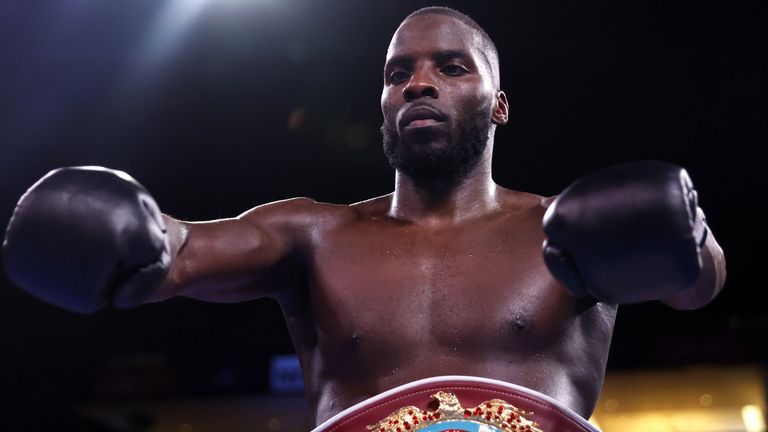 Lawrence Okolie celebra tras vencer a Michael Cieslak en el 02 Arena de Londres.  Imagen fecha: domingo 27 de febrero de 2022.