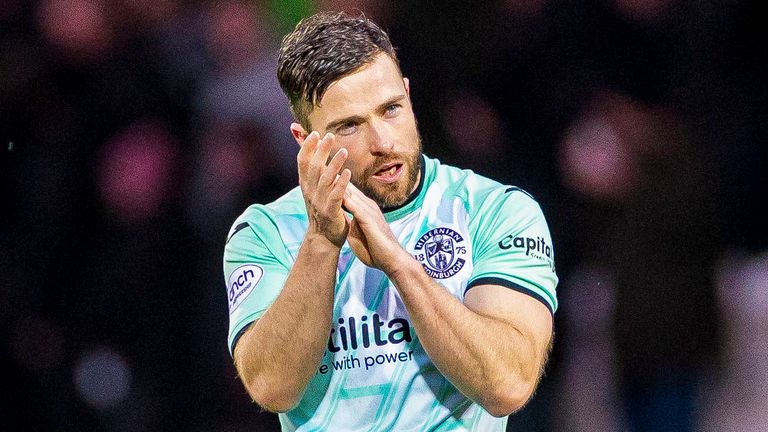 PAISLEY, ESCOCIA - 04 DE FEBRERO: Lewis Stevenson, el nuevo creador de apariencias de hibs, agradece a los fanáticos a tiempo completo durante un partido de Premiership cinch entre St Mirren e Hibernian en el estadio SMISA, el 04 de febrero de 2023, en Paisley, Escocia.  (Foto por Roddy Scott/Grupo SNS)