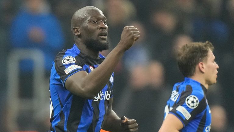 Romelu Lukaku, Inter, esulta dopo aver segnato negli ottavi di Champions League, partita di andata tra Inter e Porto, allo stadio San Siro di Milano, mercoledì 22 febbraio 2023 (AP Photo/Luca Bruno )