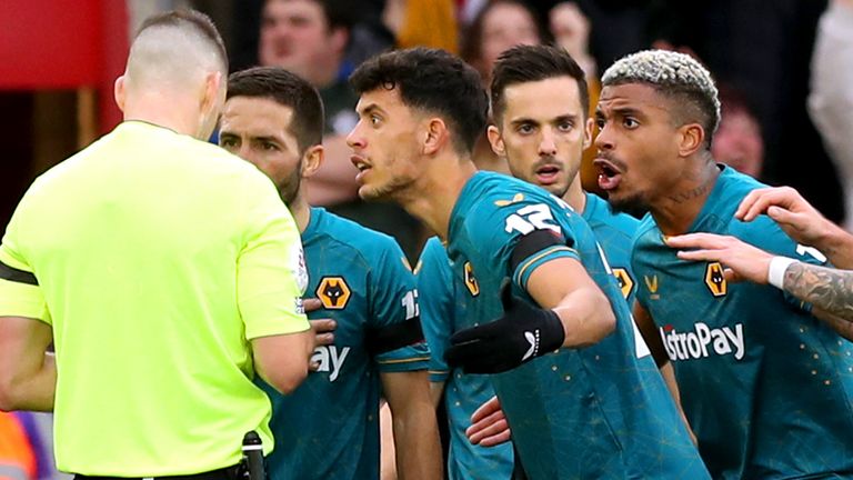 Wolves&#39; Mario Lemina (right) appeals to the referee after receiving a second yellow card and being sent off