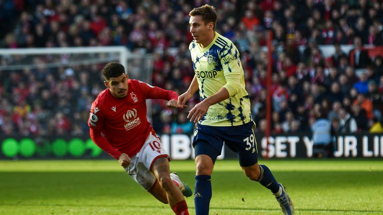 Max Wober de Leeds United, centro, es desafiado por Morgan Gibbs-White de Nottingham Forest durante el partido de fútbol de la Premier League inglesa entre Nottingham Forest y Leeds United en el estadio City Ground en Nottingham, Inglaterra, el domingo 2 de febrero de 2020.  5 de enero de 2023. (Foto AP/Rui Vieira)