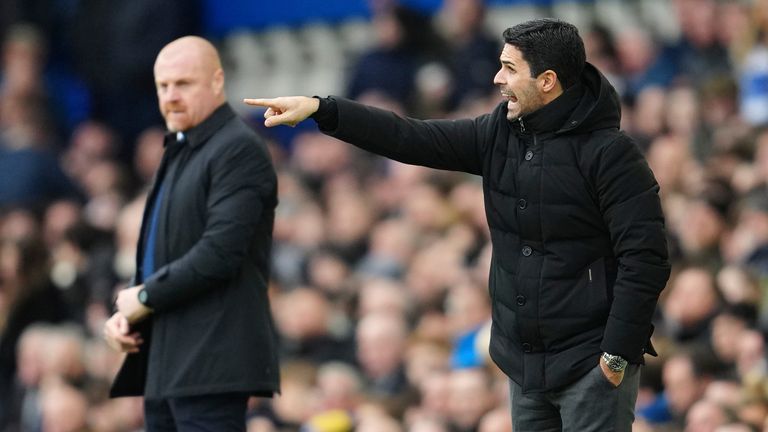 Le manager d'Arsenal, Mikel Arteta, à droite, donne des instructions depuis la ligne de touche lors du match de football de Premier League anglaise entre Everton et Arsenal à Goodison Park à Liverpool, en Angleterre, le samedi 4 février 2023. (AP Photo/Jon Super )